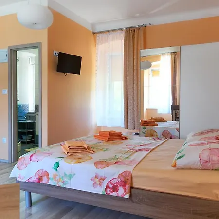 Nives Cres
